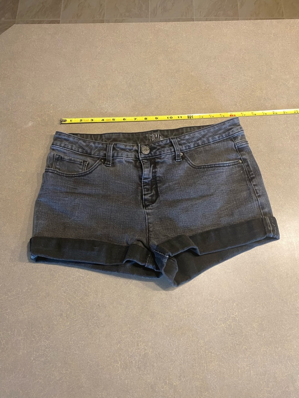 Time And Tru Women’s Mid-Rise Shorts Size 14 Black With Cuffs
